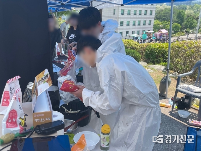 체조동아리 부원들이 방진복을 입고 감자튀김을 만들고 있다. (사진=강현수 기자)