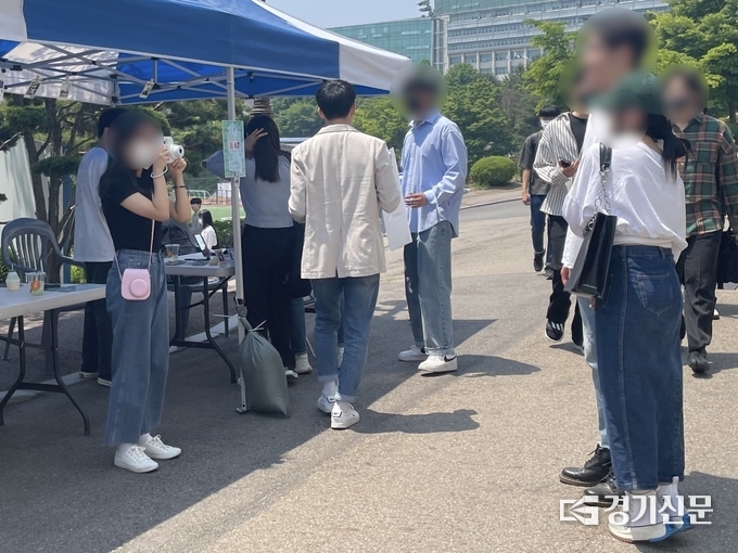 필름카메라 동아리 부원이 축제 부스에서 학우들의 기념 사진을 찍어주고 있다. (사진=강현수 기자)