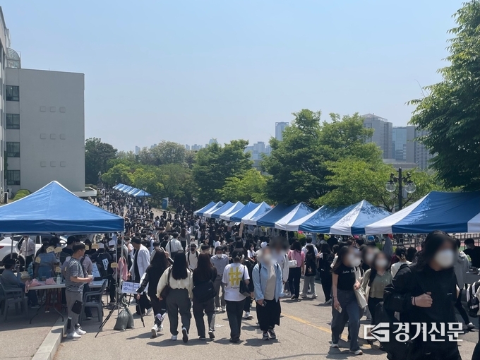 17일 오전 수원 경기대학교 축제에 모인 학생들. 양쪽으로 거리부스가 늘어서 있다. (사진=강현수 기자)