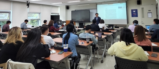 가천대학교 김문중 교수(경영대학장)가 ‘인적자원관리’ 강의를 진행중이다. (사진=가천대학교 제공)