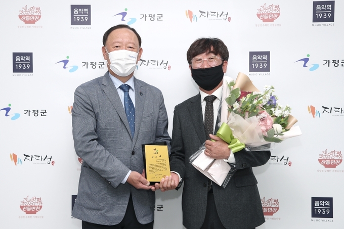 가평군은 지난 16일 가평군 지역사회보장협의체 (대표위원장 유근웅)와 간담회를 개최하여 퇴임을 맞이한 실무위원장 (김경철)에게 공로패를 수여했다.(사진=가평군 제공)