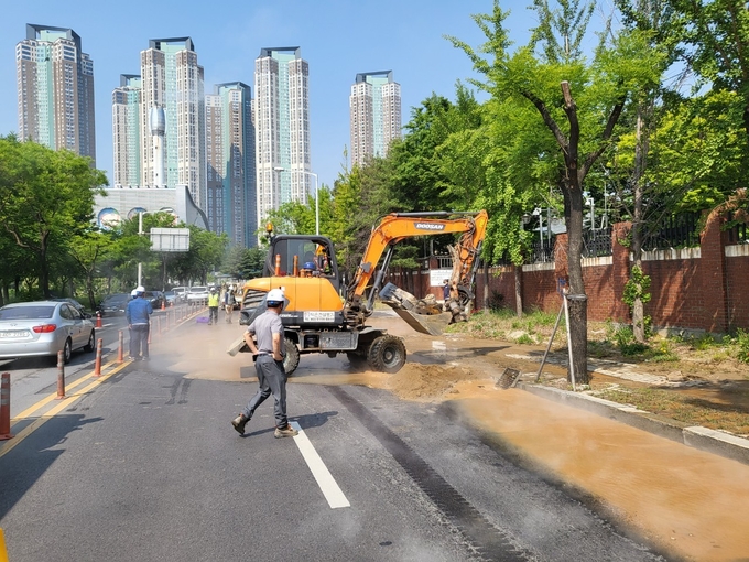 고양 일산동구 백석동 한국지역난방공사 고양지사 인근 도로 지하에 매설된 온수 배관이 터졌다. (사진=연합뉴스 제공)