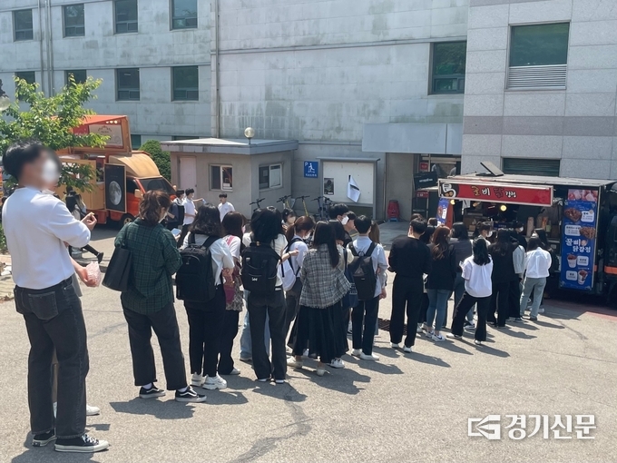 캠퍼스 내 한 푸드트럭 뒤로 길게 줄 선 학생들이 차례를 기다리고 있다. (사진=강현수 기자)
