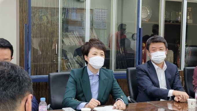 김은혜 국민의힘 경기도지사 후보가 지난 4일 평택 쌍용자동차 노조사무실을 방문해 간담회를 진행하고 있다. (사진=허수빈 기자)