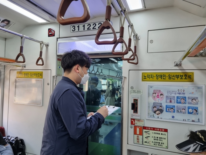 영업처 담당자가 운행중인 전동열차에 탑승해 설비를 점검하고 있다..(사진=한국철도 수도권광역본부 젝ㅎㅇ)
