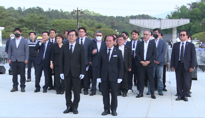 김동연 더불어민주당 경기지사 후보가 “5·18 민주화운동 기념일을 맞이해 잠시 선거운동 제쳐놓고 광주에서 그 뜻과 넋을 기리려한다”며 “광주가 이룬 민주주의를 이어 받아 이번 지방선거를 승리로 지키겠다”는 각오를 밝혔다. (사진=김동연 캠프 제공)