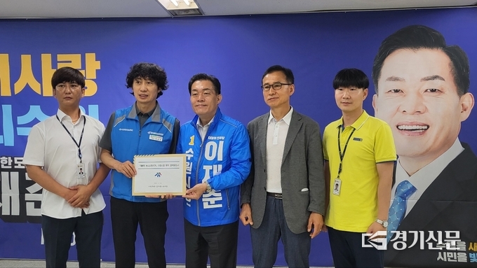 18일 오전 수원특례시공무원노조가 이재준 수원특례시장 후보를 만나 공무원들의 질의가 담긴 정책서를 전달했다. 좌측부터 수원특례시공무원노조 신승모 사무총장, 최창석 위원장, 이재준 더불어민주당 수원시장 후보, 윤웅진 수석부위원장, 이승언 교육국장. (사진=김한별 기자)