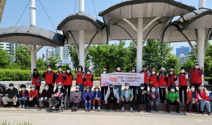 어르신 나들이 행사에 참여한 군포2동 어르신들과 지역사회보장협의체 위원들이 한자리에 모였다.(사진=군포시 군포2동 지역사회보장협의체 제공)