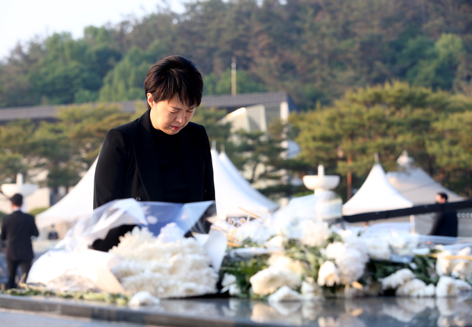 김은혜 국민의힘 경기도지사 후보가 5‧18 민주화운동 기념일을 맞아 광주민주묘지에서 희생자를 추모하고 있다. (사진=김은혜 후보 캠프 제공)