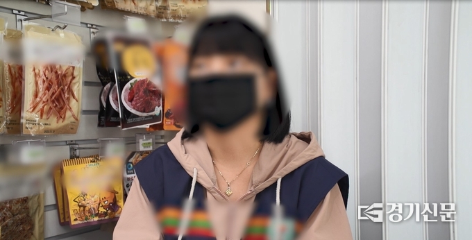 상품권 편취 사기 피해 예방에 앞장서 '피싱지킴이'로 선정된 20대 편의점 점주 김 모씨가 피싱지킴이 선정 소감을 밝히고 있다. (영상=경기남부경찰청 제공)
