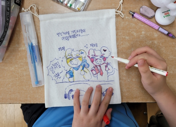 김포보건소의 구강건강관리 프로그램 교육에 한 학생이 그림을 그려보이고 있다. (사진=김포보건소 제공)