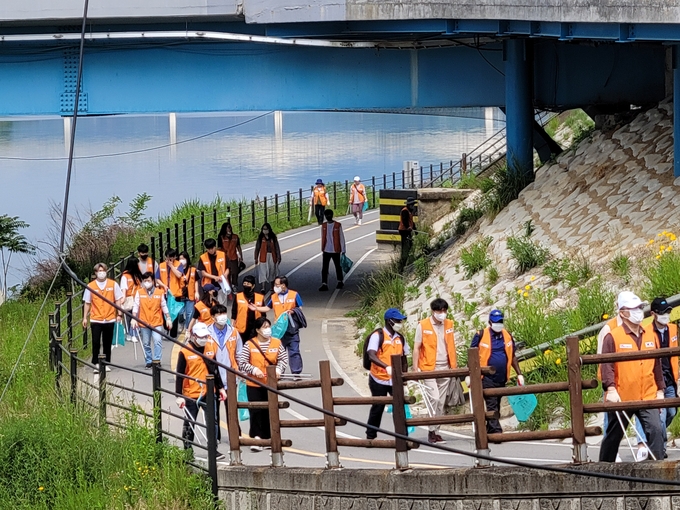 양평군종합자원봉사센터(센터장 윤기용)에서는 지난 13일, 경기도 동부권역 6개 자원봉사센터(양평, 여주, 광주, 이천, 성남, 하남)가 공동 주관하는 물길 따라 환경정화활동 '강강주울래'를 진행했다고 밝혔다. (사진=양평군종합자원봉사센터 제공)
