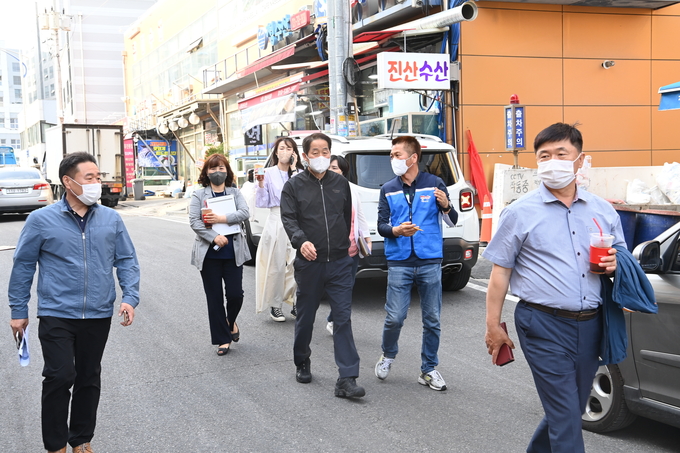 하남시는 지방선거로 인한 차질 없는 시정운영 위해 신욱호 부시장등 관계공무원들이 주요현장을 점검하고 있다.(하남수산물 전통시장 현장시찰).(사진=하남시 제공)