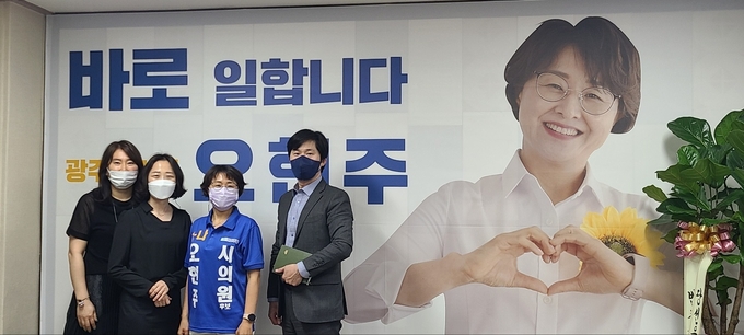 오현주 광주시의원 후보와 한아람초등학교 이현미 학부모 회장등 학부모가 과대·과밀학급 해소등 현안을 논의 하고 기념하고 있다/오현주시의원후보 제공
