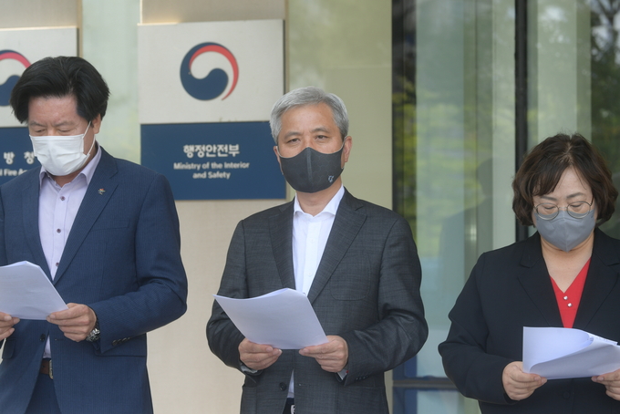 대한민국시장·군수·구청장협의회(대표회장 곽상욱 오산시장, 이하 ‘협의회’)는 대한민국시군구청장협의회 재난 및 안전관리제도 개선을 촉구하는 성명서를 발표하고 있다.(사진=대한민국시장·군수·구청장협의회 제공)