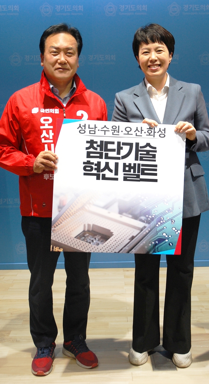 이권재 오산시장 후보(국민의힘)는 지난 17일 경기도의회 브리핑룸에서 김은혜 경기도지사 후보와 기자회견을 열고 기념촬영을 하고 있다.(사진=이권재 오산시장 후보(국민의힘) 사무실 제공)