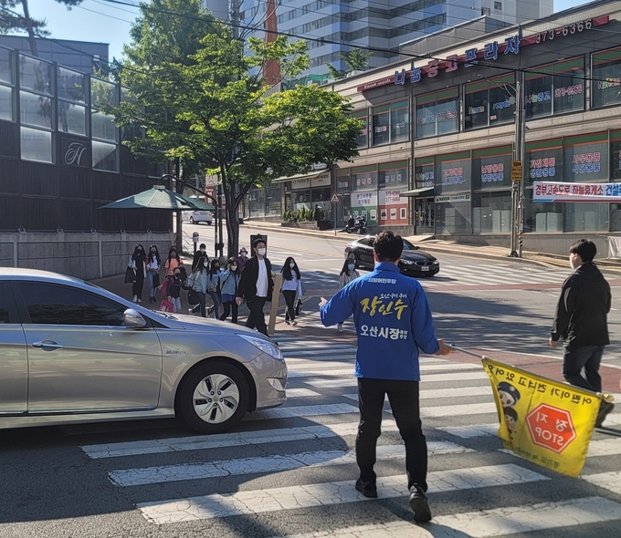 민주당 장인수 오산시장 후보가 '녹색 아버지' 8년째 교통안전 봉사를 실시하고 있다.(사진=더불어민주당 장인수 오산시장 후보 사무실 제공)