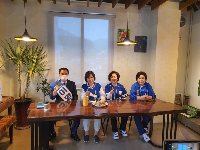최민희 남양주시장 후보가 수동초·중학교 학부모회장단 간담회에 참석해 교육 관련 민원을 경청했다.(사진=최민희 후보 캠프 제공)