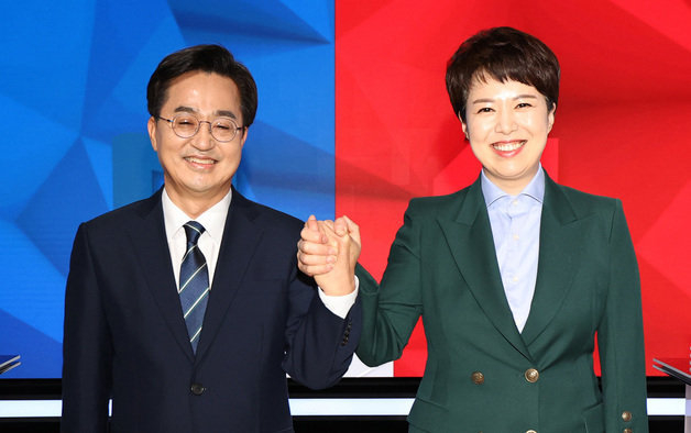 경기언론인클럽·인천언론인클럽·인천경기기자협회가 공동 주최하는 6·1 지방선거 경기지사 후보자 초청 토론회가 열린 지난 9일 오후 경기 수원 팔달구 수원 SK 브로드밴드 수원방송에서 김동연 더불어민주당 후보와 김은혜 국민의힘 후보가 토론에 앞서 손을 맞잡고 있다. (사진=인천경기기자협회 제공)