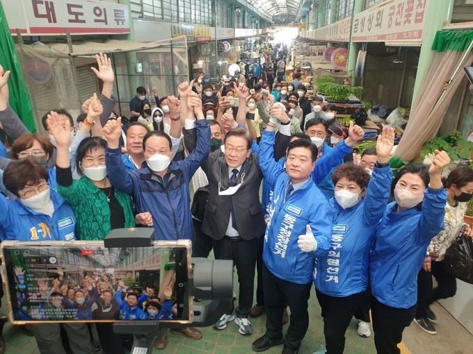 이재명 더불어민주당 총괄선대위원장과 남궁형 동구청장 후보가 현대시장에서 승리를 다짐하며 기념촬영을 하고 있다. ( 사진 = 남궁형 선거사무소 제공 )