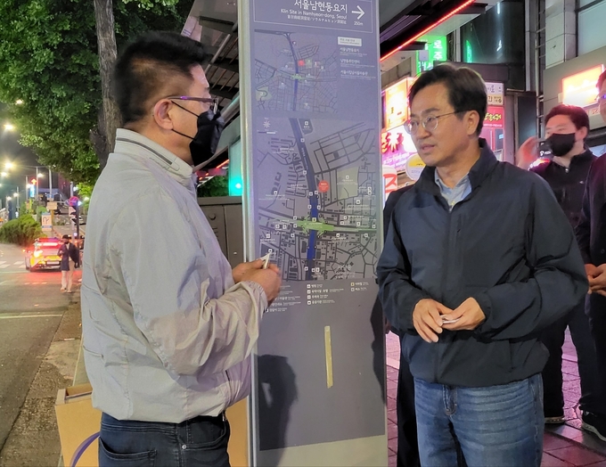 19일 오전 0시 서울 사당역 4번 출구 앞. 수원, 안양, 화성, 광명 등으로 이동하는 ‘심야 광역버스’를 타기 위해 긴 줄을 기다리는 경기도민들 사이로 김동연 더불어민주당 경기지사 후보가 환하게 웃으며 다가가 인사를 건넸다. (사진=김혜진 기자)