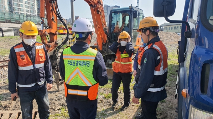 손명철 수도권광역본부장이 레일 살수작업을 위한 설비를 점검하고 있다.(사진=한국철도공사 수도권광역본부 제공)