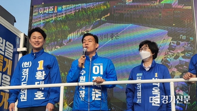 19일 오전 7시 성균관대역 사거리에서 이재준 더불어민주당 수원특례시장후보가 출근길 시민인사로 첫 공식 선거활동에 나섰다. (사진=김한별 기자)