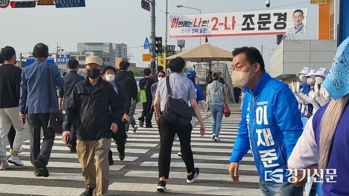 19일 오전 7시 성균관대역 사거리에서 이재준 더불어민주당 수원특례시장후보가 출근길 시민인사로 첫 공식 선거활동에 나섰다. (사진=김한별 기자)