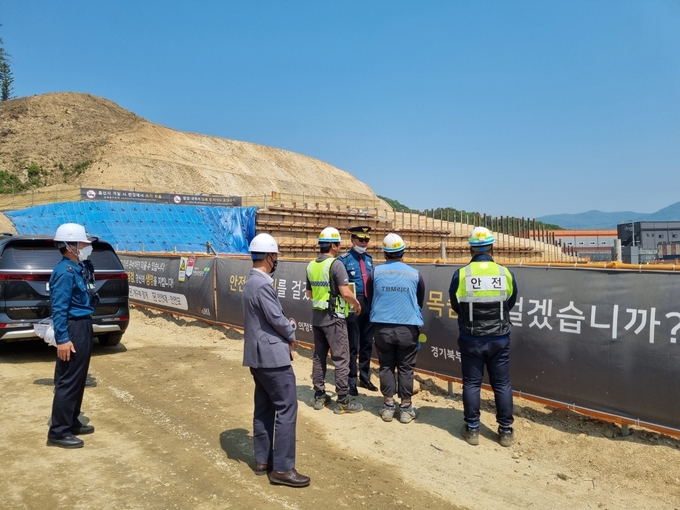 남양주남부경찰서 김종필 서장이 물류센터 신축공사 현장을 방문해 중대재해 및 장마철 대비 화약류 사용장소에 대한 안전사고 취약요소를 발굴해 위험요소를 사전 차단하기 위한 점검을 실시하고 있다.(사진=남양주남부경찰서 제공)