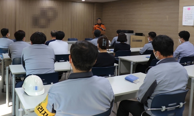 오산소방서는 지난 17~18일 이틀동안 대형공사장 및 공장을 대상으로 관서장 현장안전컨설팅을 실시했다.(사진=오산소방서 제공)