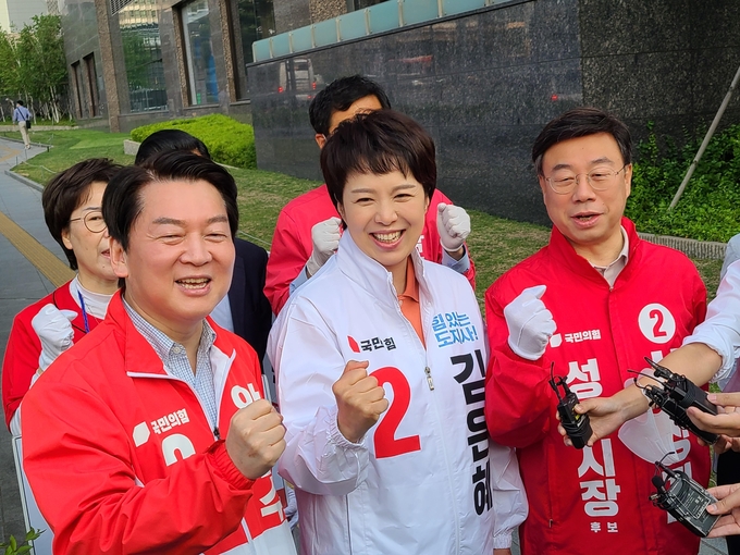 김은혜 국민의힘 경기도지사 후보는 19일 안철수 분당갑 후보, 신상진 성남시장 후보와 함께 성남 현대백화점 사거리에서 첫 선거유세를 시작했다. (사진=김기웅 수습기자)