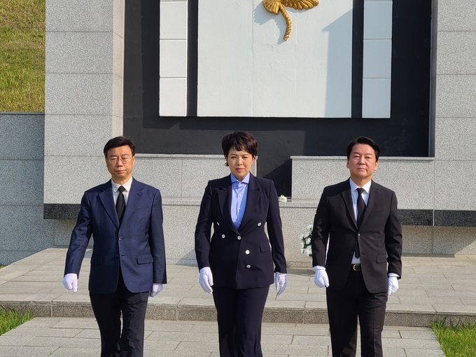 '안심해' 트리오가 현충탑에서 호국영령들에 참배했다. 좌 신상진 성남시장 후보, 가운데 김은혜 경기도지사 후보, 우 안철수 분당갑 후보. (사진=김기웅 수습기자)