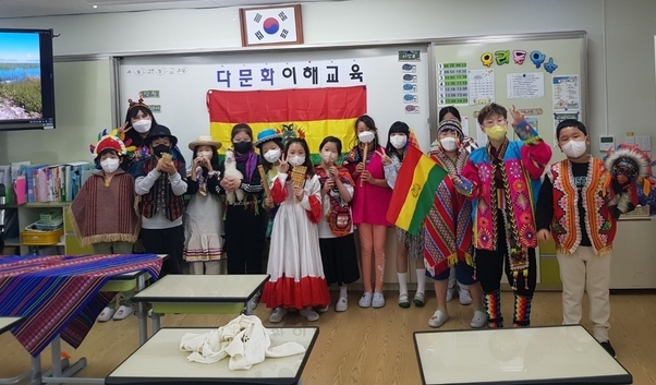 광주시가 다문화 가족의 다양한 문화와 함께하는 따뜻한 소통을 위한 체험을 하고 있다.(사진=광주시 제공)