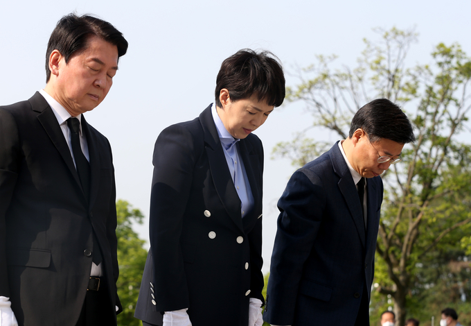 안철수 후보와 김은혜 후보, 신상진 후보가 성남 현충탑에서 참배하고 있다. (사진=신상진 후보 캠프 제공)