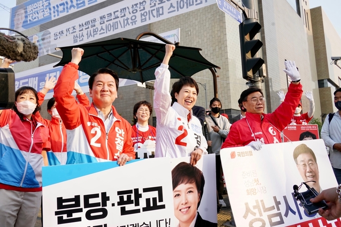 판교 현대백화점 사거리에서 안철수 후보, 김은혜 후보, 신상진 후보가 출근인사를 하고 있다. (사진=안철수 후보 캠프 제공)