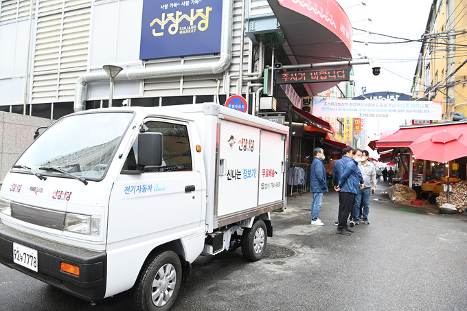 하남시가 신장전통시장에 친환경 전기차로 무료배송하고 있다.(사진=광주시 제공0