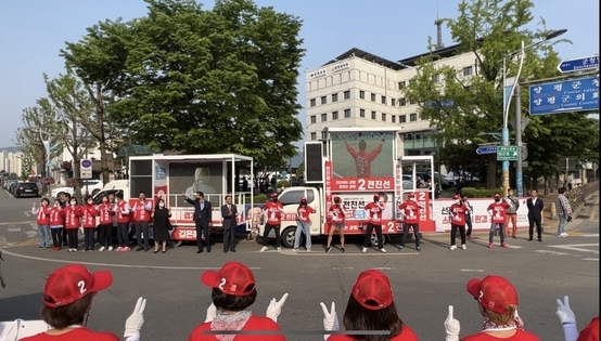 19일 오전 8시부터 전진선 양평군수 후보는 양평군청 앞 회전로터리에서 국민의 힘 당원들과 양평군민들의 지지와 응원 속에서 출정식을 가졌다. (사진=국민의 힘 전진선 양평군수 후보 캠프 제공)