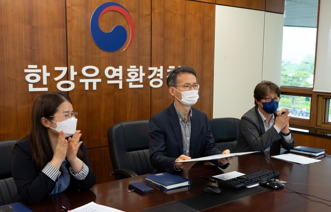 조희송 한강유역환경청장(사진 가운데)이 온라인으로 제6기 한강유역환경청 SNS기자단에 위촉장을 전달하고 있다.(사진=한강청 제공)