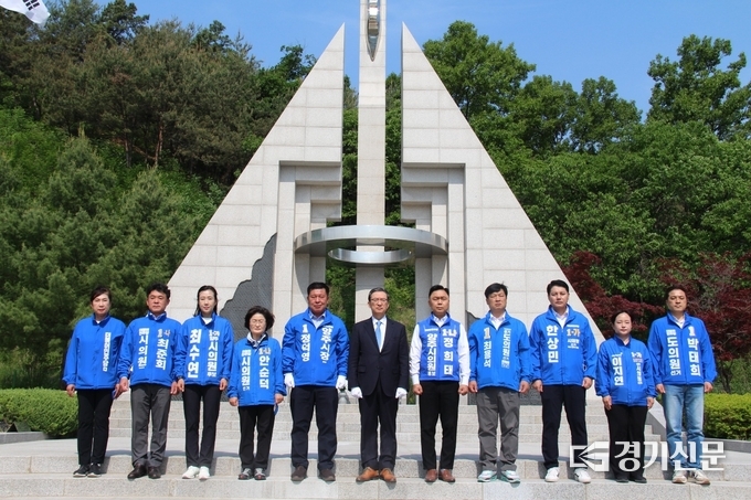정덕영 양주시장 후보와 정성호 국회의원, 시도의원 입후보자. 현충탑 참배 모습 (사진=이호민 기자)