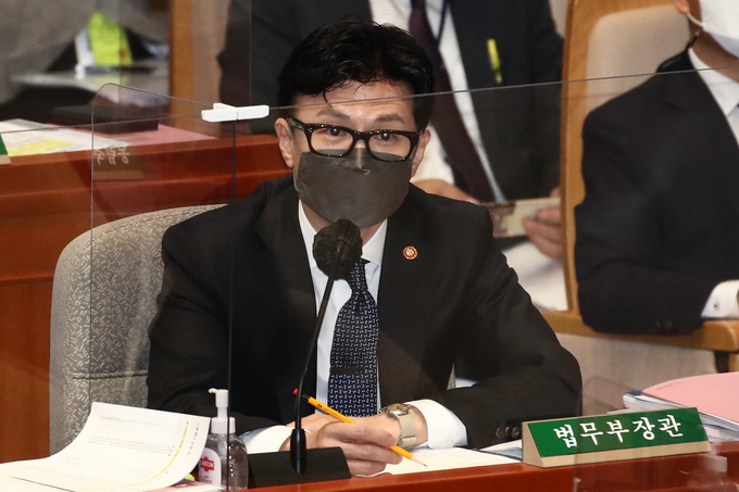 한동훈 법무부 장관이 19일 국회에서 열린 예산결산특별위원회 전체회의에서 더불어민주당 김한정 의원의 질의에 답변하고 있다. (사진=국회사진기자단/연합뉴스)