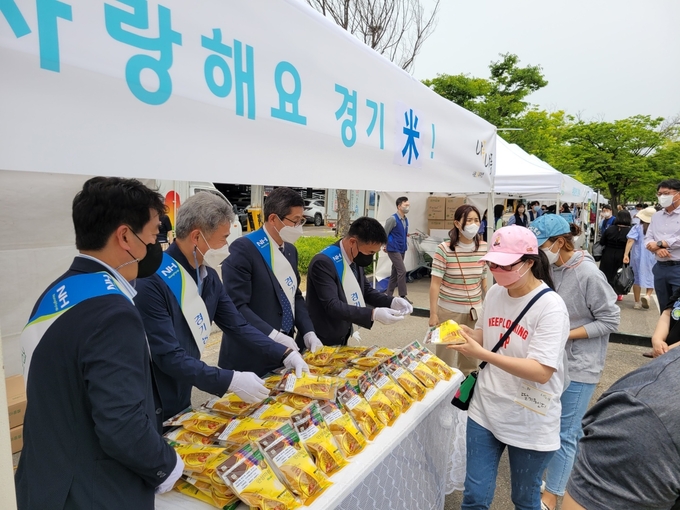 경기농협이 19일 쌀 소비 촉진을 위해 판촉행사를 열었다. (사진=경기농협 제공)