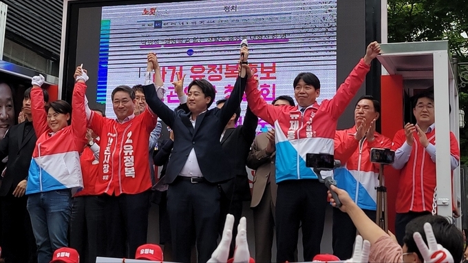 19일 인천 부평구 부평 문화의거리에서 유제홍 부평구청장 후보(앞 줄 오른쪽 첫 번째)와 당 지도부가 출정식을 진행하고 있다. ( 사진 = 유제홍 후보실 제공 )