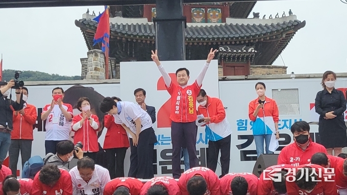 19일 김용남 국민의힘 수원특례시장후보가 팔달문에서 공식선거 출정식을 갖고 시민들과 인사를 나누고 있다. (사진=김한별 기자)