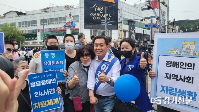19일 이재준 수원특례시장 후보는 수원 지동교에서 김동연 경기도 지사와 합동 선거 출정식을 열고 정책 협약식을 진행했다. (사진=김한별 기자)