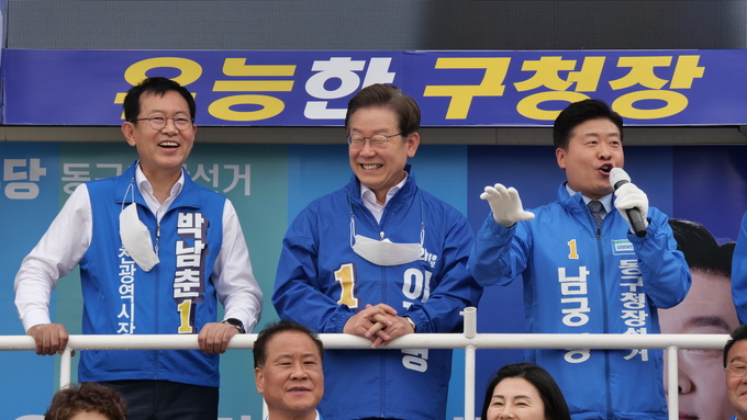 왼쪽부터 더불어민주당의 박남춘 인천시장 후보, 이재명 인천 계양을 국회의원 보궐선거 후보, 남궁형 인천 동구청장 후보가 19일 동인천역 북광장에서 출정식을 진행하고 있다.( 사진 = 남궁형 캠프 제공 )