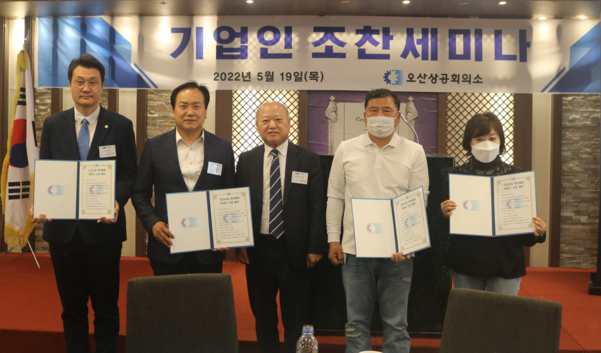 이택선 오산상공회의소 회장은 지난 19일 장인수 오산시장 후보, 이권재 국민힘 시장후보, 백승철 무소속 후보, 최인혜 시민연대 후보에게 오산시장 후보에게 바라는 시정 제언서를 전달했다.(사진=오산상공회의소 제공)