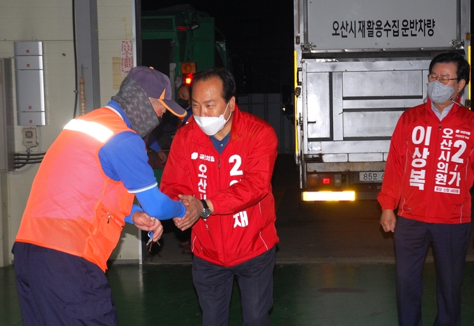 이권재 오산시장 후보(국민의힘)는 6.1지방선거 첫 날인 19일 04시부터 새벽 청소를 시작하는 청소미화원들과 오산의 새 아침을 여는 현장에서 공식선거운동을 시작했다.(사진=이권재 오산시장 후보(국민의힘) 선거사무실 제공)
