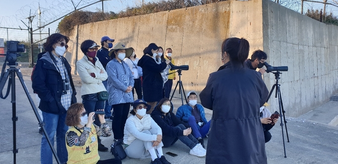 백령도를 찾은 방문객들이 해설사의 설명을 듣고 있다. ( 사진 = 인천시 제공 )