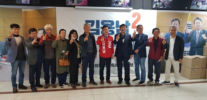 김용남 국민의힘 수원특례시장 후보가 18일 선거 사무소에서 경기도민회 운영진들과 간담회를 가졌다고 20일 밝혔다. (사진=김용남 국민의힘 수원시장 후보 캠프 측 제공)