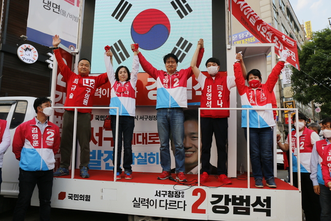 강범석 국민의힘 인천 서구청장 후보가 지난 19일 출정식에서 승기를 다짐하고 있다. ( 사진 = 강범석 후보 캠프 제공 )